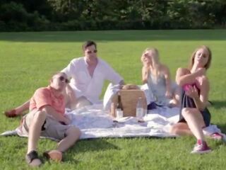 Sneak pois alkaen perhe picnic kohteeseen naida, hd xxx video- 92