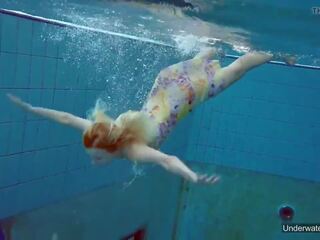 Sexiest brune adoleshent milana voda duke notuar në pishinë: e pisët film 20 | xhamster
