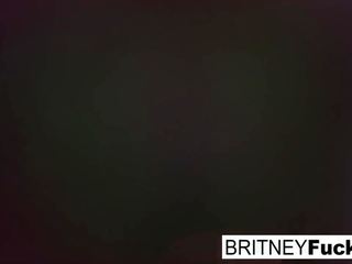 Britney penemuan sebuah hari natal gift di bawah itu pohon benar-benar