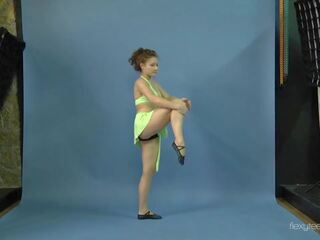 Mila gimnasterka 拡散 彼女の 魅惑的な 脚 上の ザ· フロア | xhamster