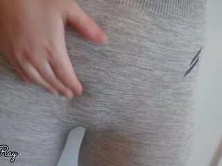 Cumming i henne truser og yoga bukser trekke dem opp: voksen video b1