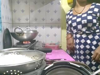 Indické bhabhi cooking v kuchyňa a brat v zákon. | xhamster