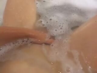Giovane lesbiche spogliarello e fare il bagno insieme, adulti video ba | youporn