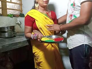 Holi par beguiling bhabhi ko color lagakar cocina estar de pie par | xhamster