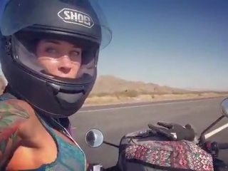 Felicity feline motorcycle femme fatale ขึ้นขี่ aprilia ใน บรา