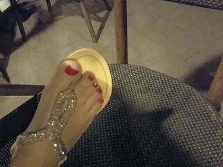 Gf klips kanya nakakaakit pedicured paa at daliri sa paa sa bago sandals sa cafe | xhamster