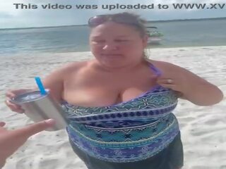 Nuttig bbw duca ehefrau flashes sie groß titten auf ein öffentlich strand