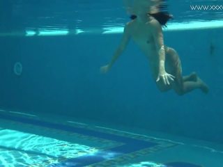 Jessica lincoln nhỏ tatted nga thiếu niên trong các hồ bơi