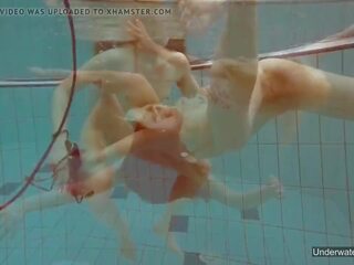 Twee superieur kuikens geniet zwemmen naakt in de zwembad: hd seks film 33 | xhamster