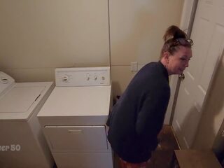 Ένα μοναχικός μητέρα που θα ήθελα να γαμήσω σαγηνεύει ένα companion που rents αυτήν υπόγειο apartment ο landlady μέρος 2