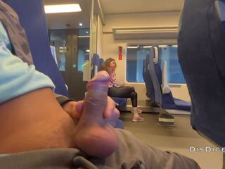 एक अजनबी महिला jerked बंद और चूसा मेरे मेंबर में एक ट्रेन पर पब्लिक | xhamster