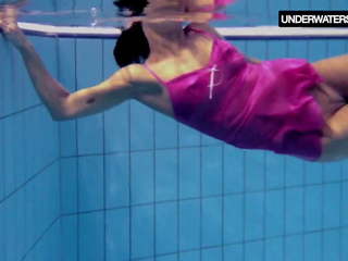 Zlata oduvanchik swims içinde bir pembe üst ve undresses: seks film 4c