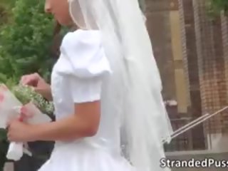 Cantik pengantin perempuan menyebalkan sebuah besar keras putz