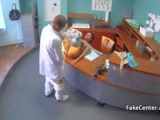 Surprised жінка пацієнт трахає терапевт