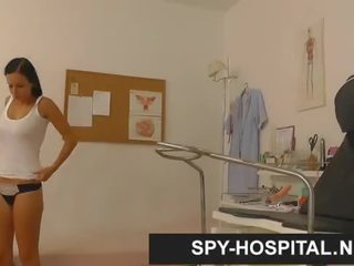 Spion camera ziekenhuis gyno surgeon checking poesje