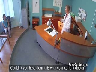Surprised жінка пацієнт трахає dr.
