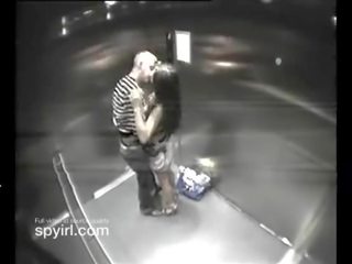 Par har smutsiga video- på hotell elevator få fångad på gömd kamera