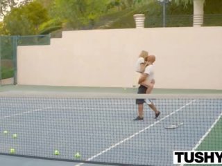 Tushy เป็นครั้งแรก ก้น สำหรับ เทนนิส นักเรียน aubrey ดาว