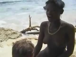 שיערי אפריקנית בייב זיון יוֹרוֹ בָּחוּר ב ה חוף