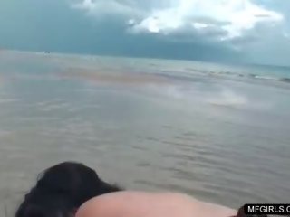 Apdullinātas brunete pusaudze uz bikini ķircināt par the pludmale